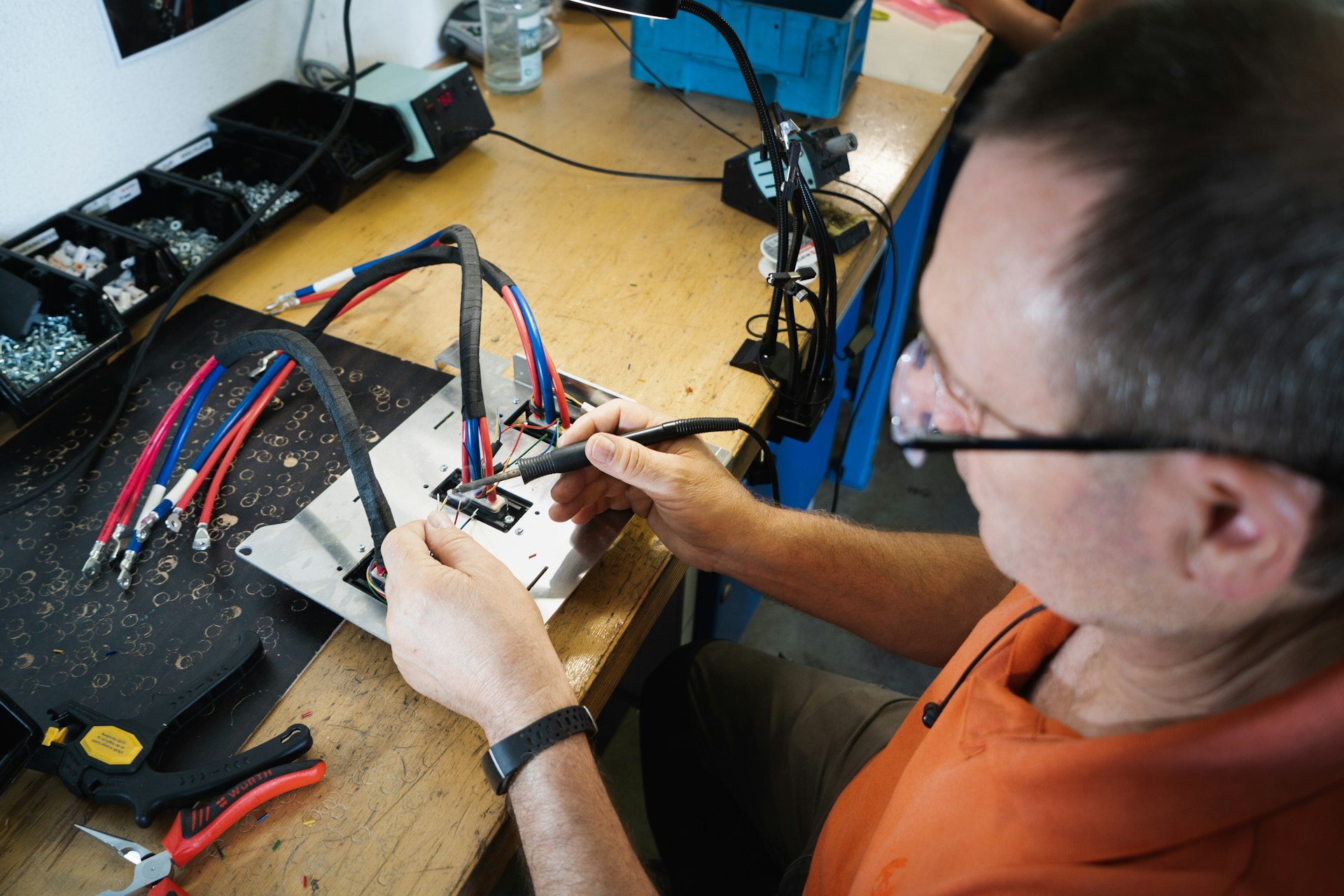 Hand-Lötarbeiten bei Makno-Tech
